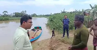 নেত্রকোণায় অবৈধ বালু উত্তোলন: স্থানীয়দের সহায়তায় নৌকাসহ আটক তিন